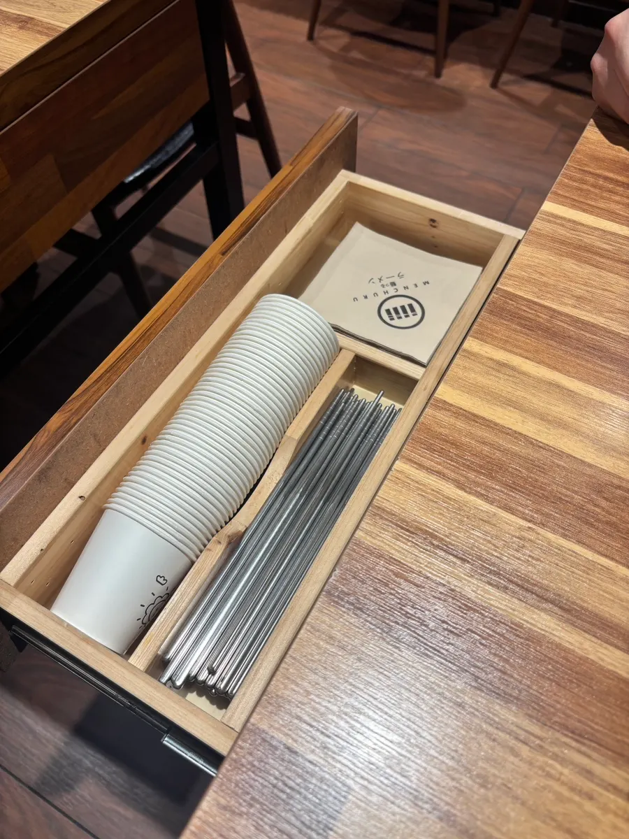 깔끔하게 정돈된 2인 좌석