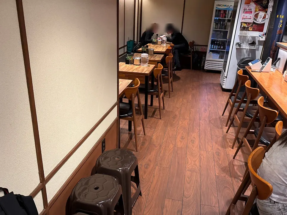 차분한 분위기의 멘츠루 을지로점 내부