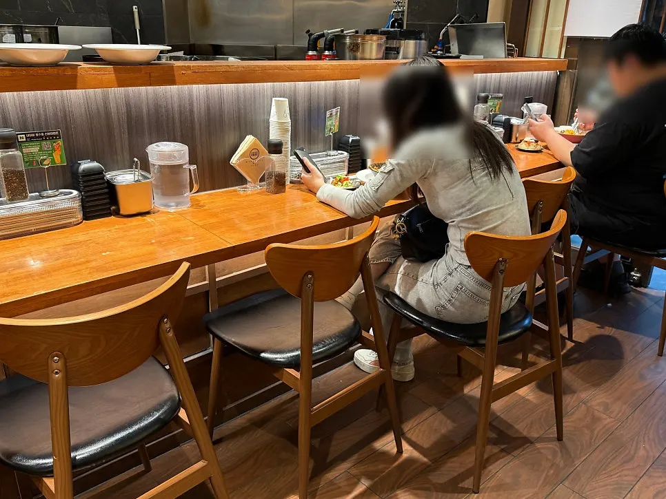 깔끔하게 정돈된 라멘집 좌석