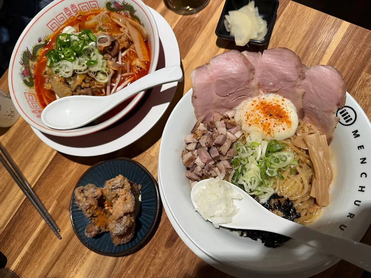 모츠라멘과 아부라소바 가라아게 한 상 차림