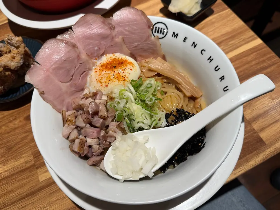 반숙란이 올라간 아부라소바 오일비빔면