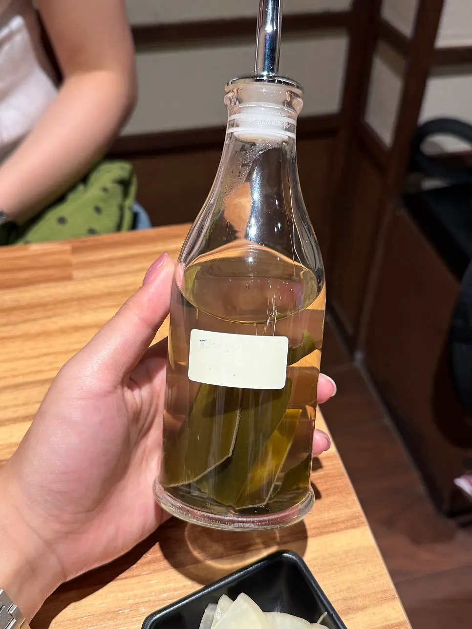 재료를 섞은 아부라소바와 다시마식초