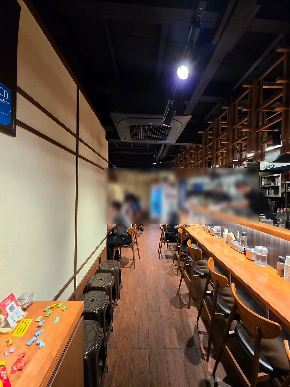 복도처럼 긴 닷지석이 있는 멘츠루 을지로점 내부