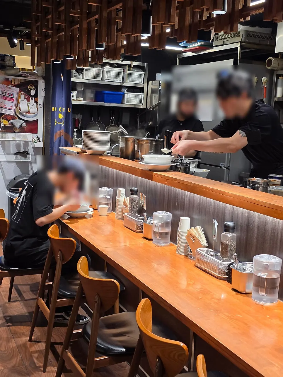 조명이 어두운 일본식 라멘집 매장 분위기