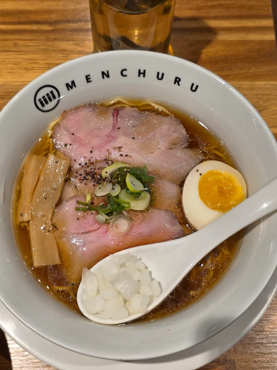 간장 타래로 맛을 낸 소유라멘
