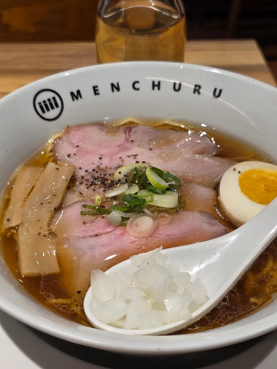 기본 토핑이 넉넉한 소유라멘 위