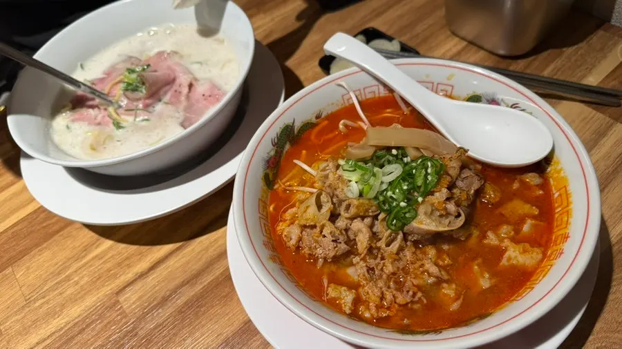 고기 토핑이 푸짐한 라멘 그릇