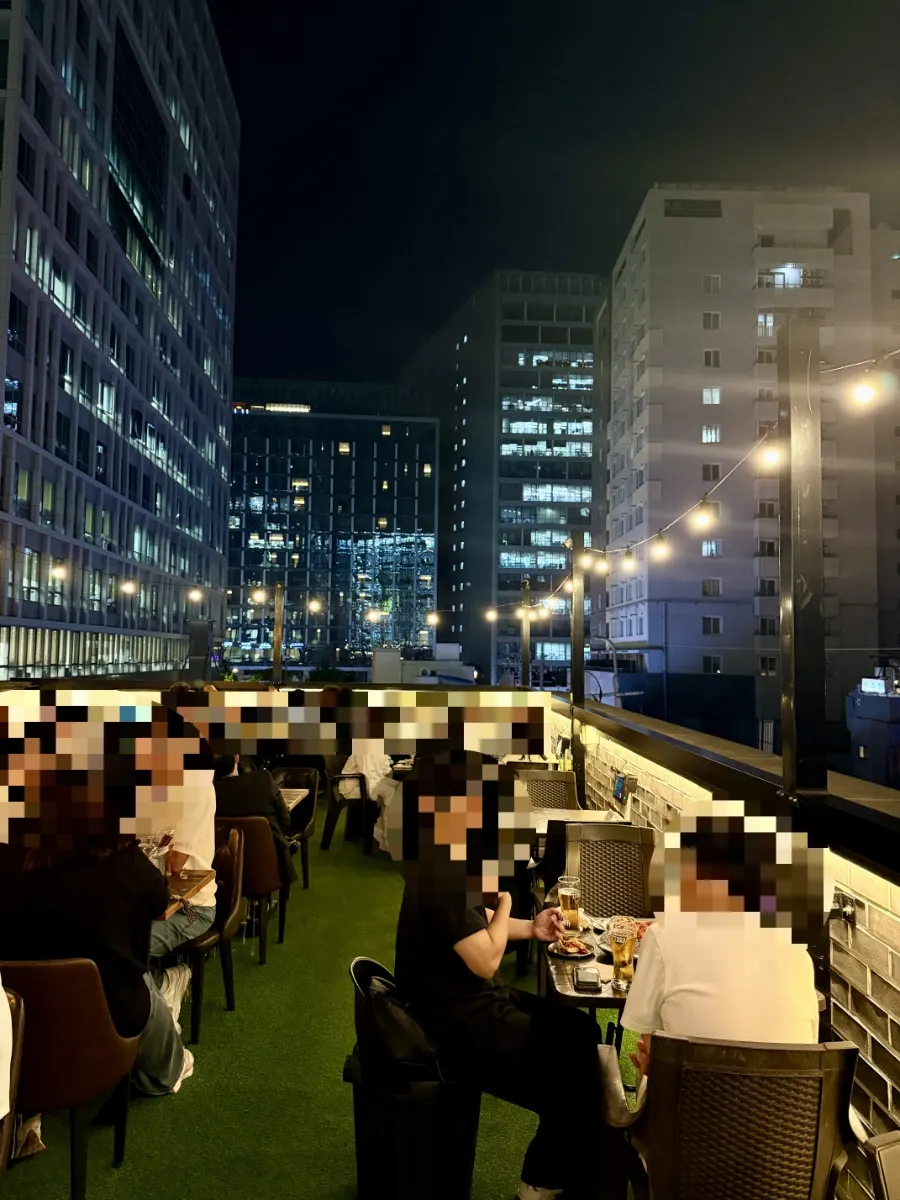 Fifth-floor outdoor rooftop seating