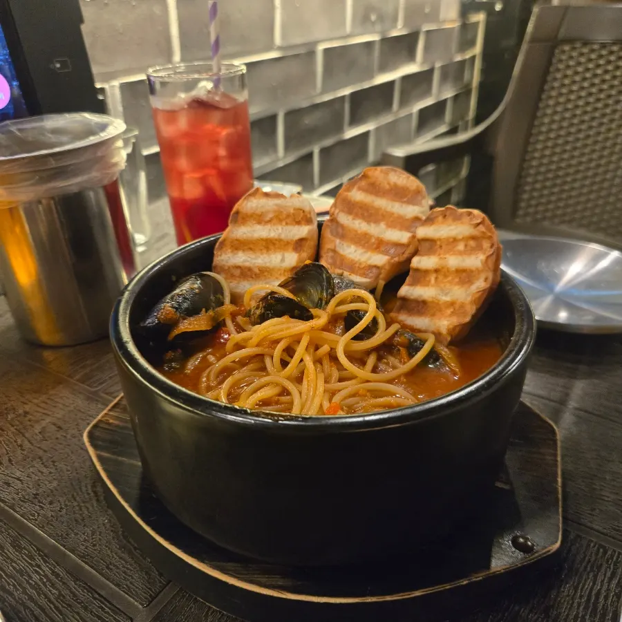 Spicy earthenware-pot pasta