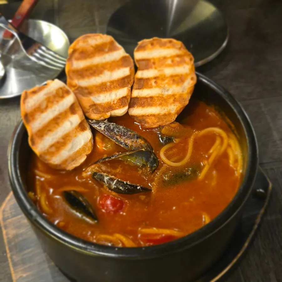 Spicy pasta broth with seafood