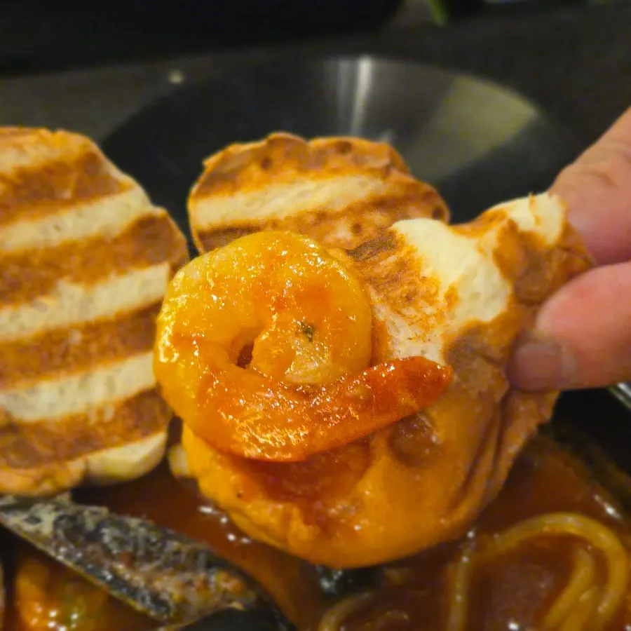 Earthenware-pot pasta with bread