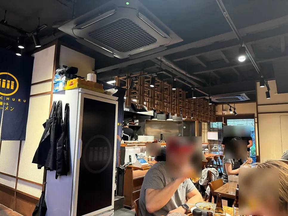 다찌석과 일반 테이블이 있는 우드톤 내부