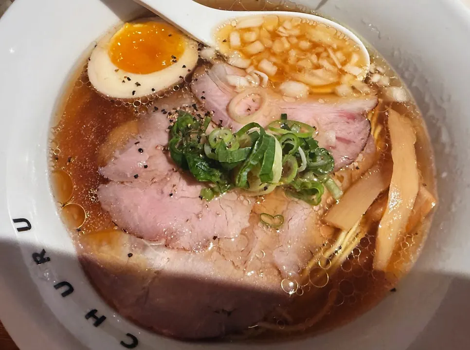 차슈와 반숙란을 올린 쇼유라멘 한 그릇