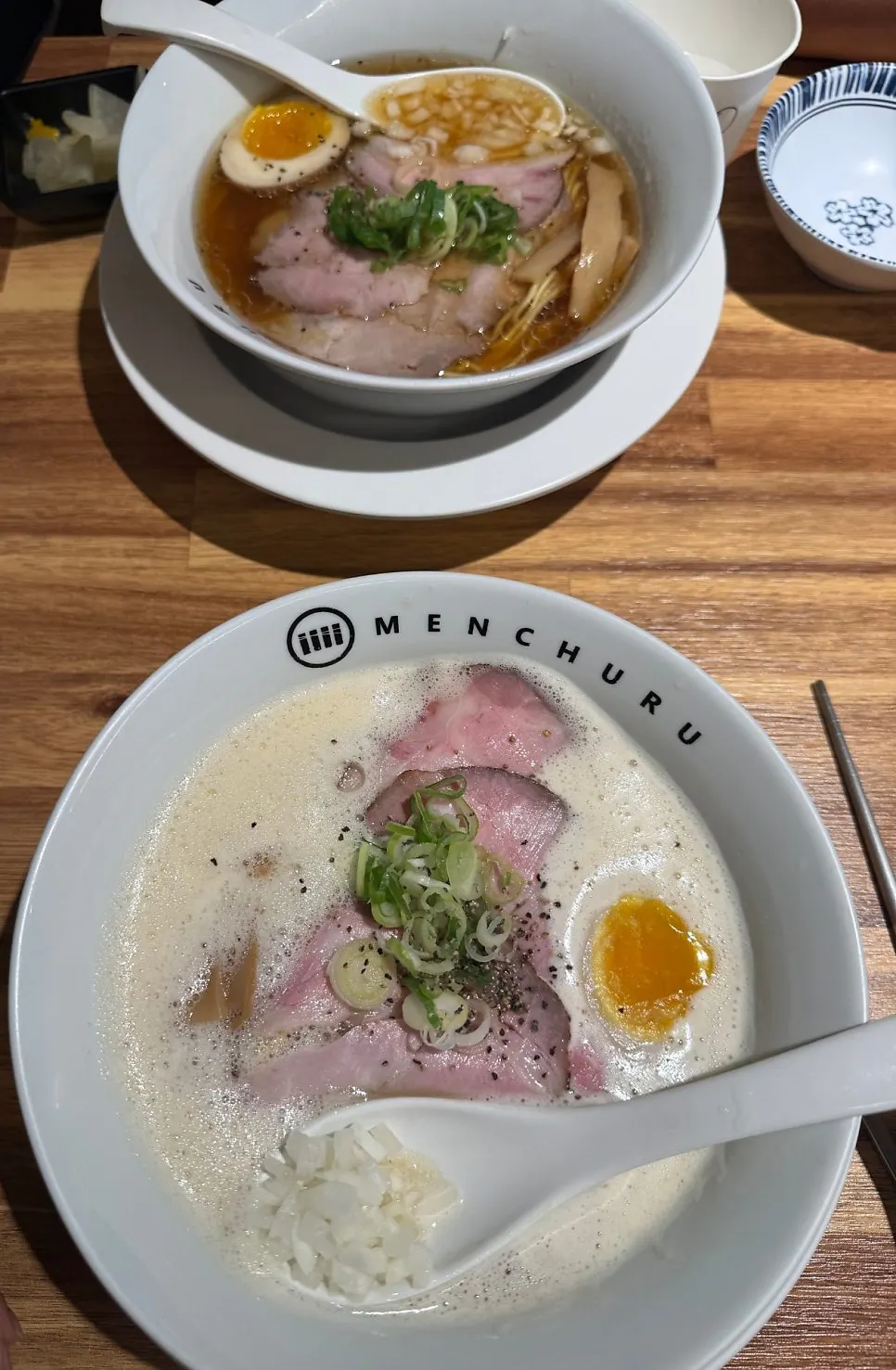 쇼유라멘과 토리파이탄을 나란히 놓은 모습