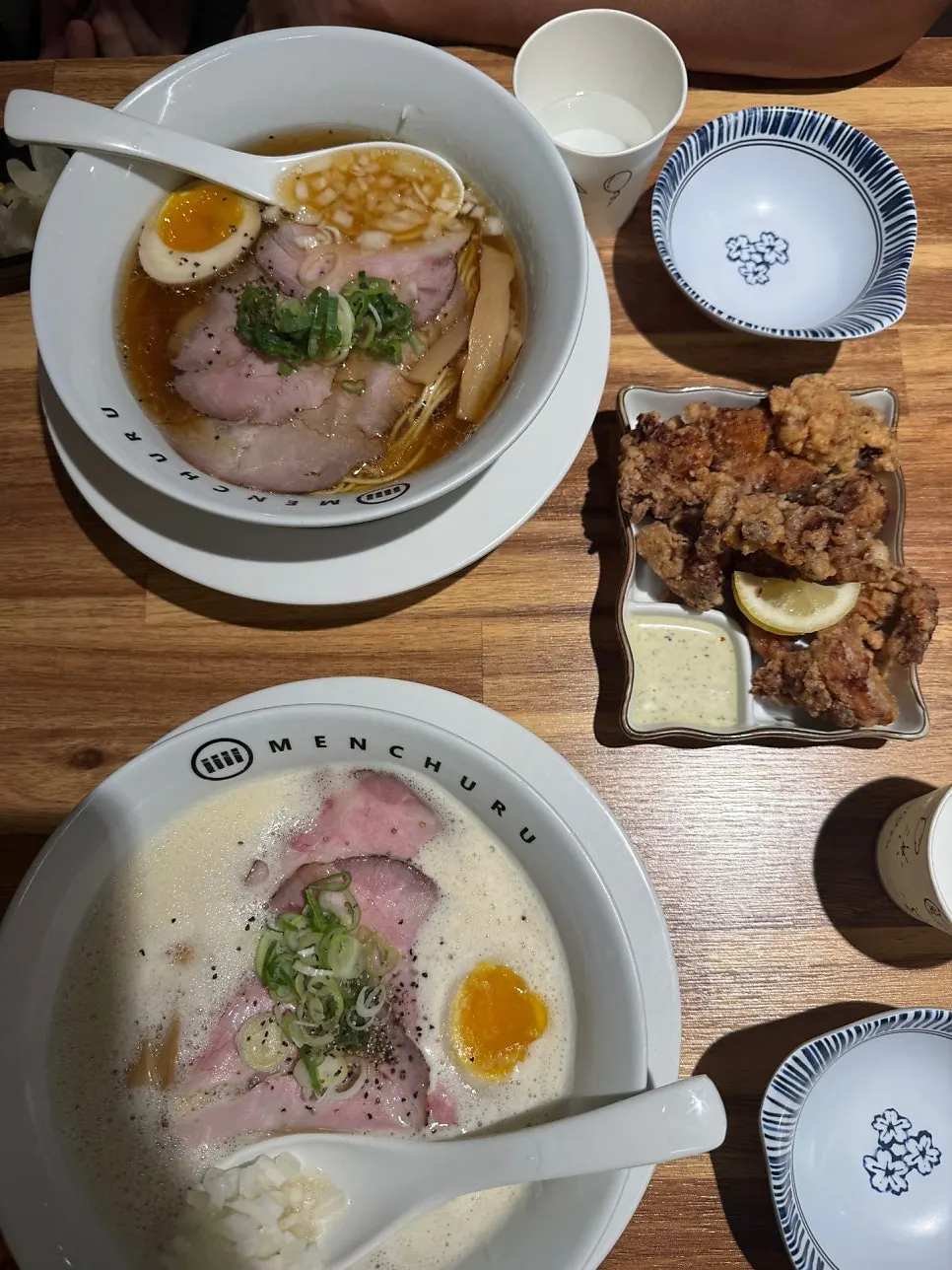 라멘 두 그릇과 가라아게가 차려진 저녁 상