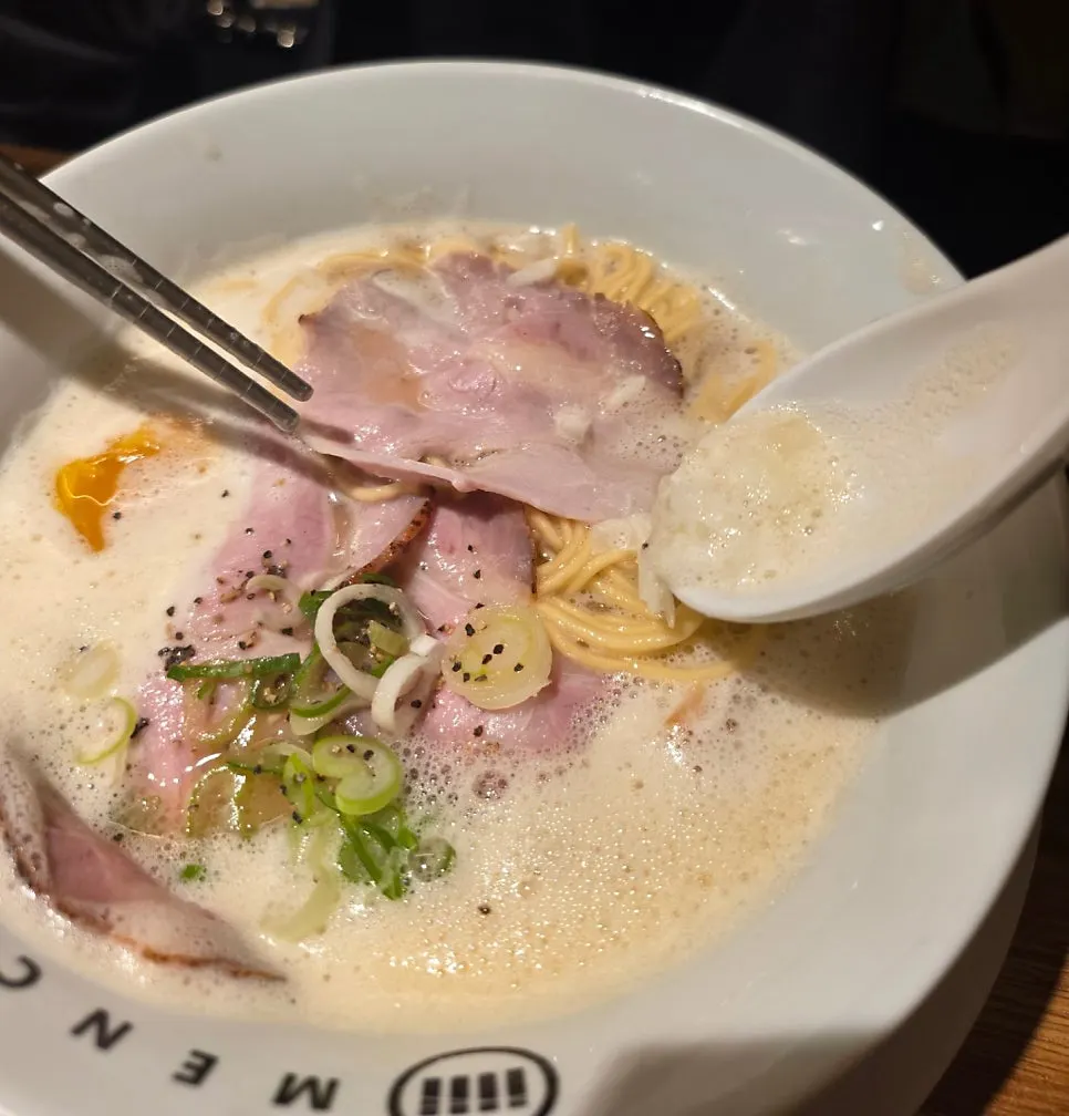 하얀 거품 아래 드러난 토리파이탄 면발