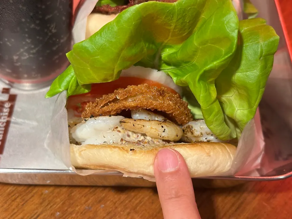 버섯 즙이 가득한 머쉬룸버거 단면