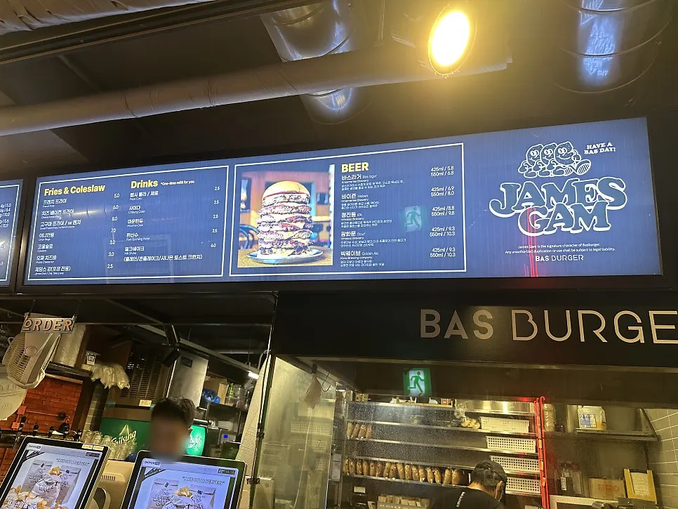 테이블에 설치된 비대면 주문 태블릿