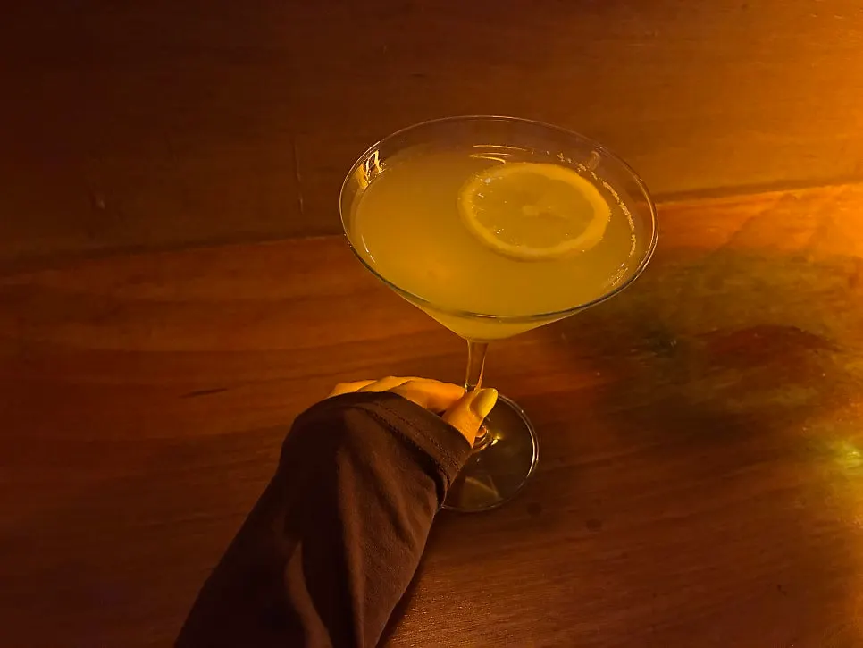 Uyeon cocktail topped with a lemon slice