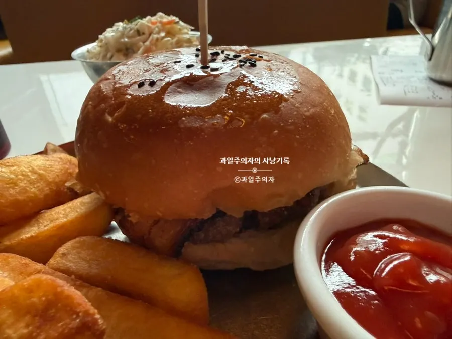 Thick-cut 18 fries with ketchup