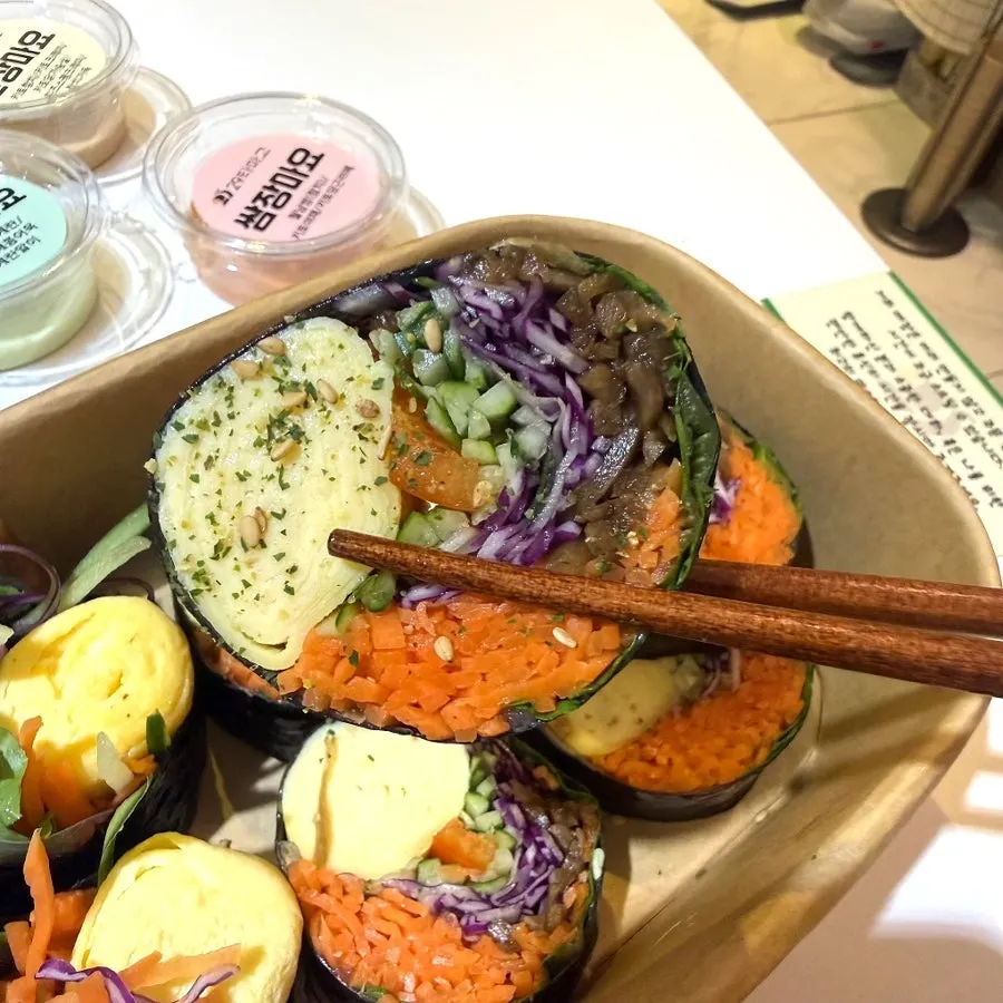 당근라페와 채소가 든 통계란 김밥