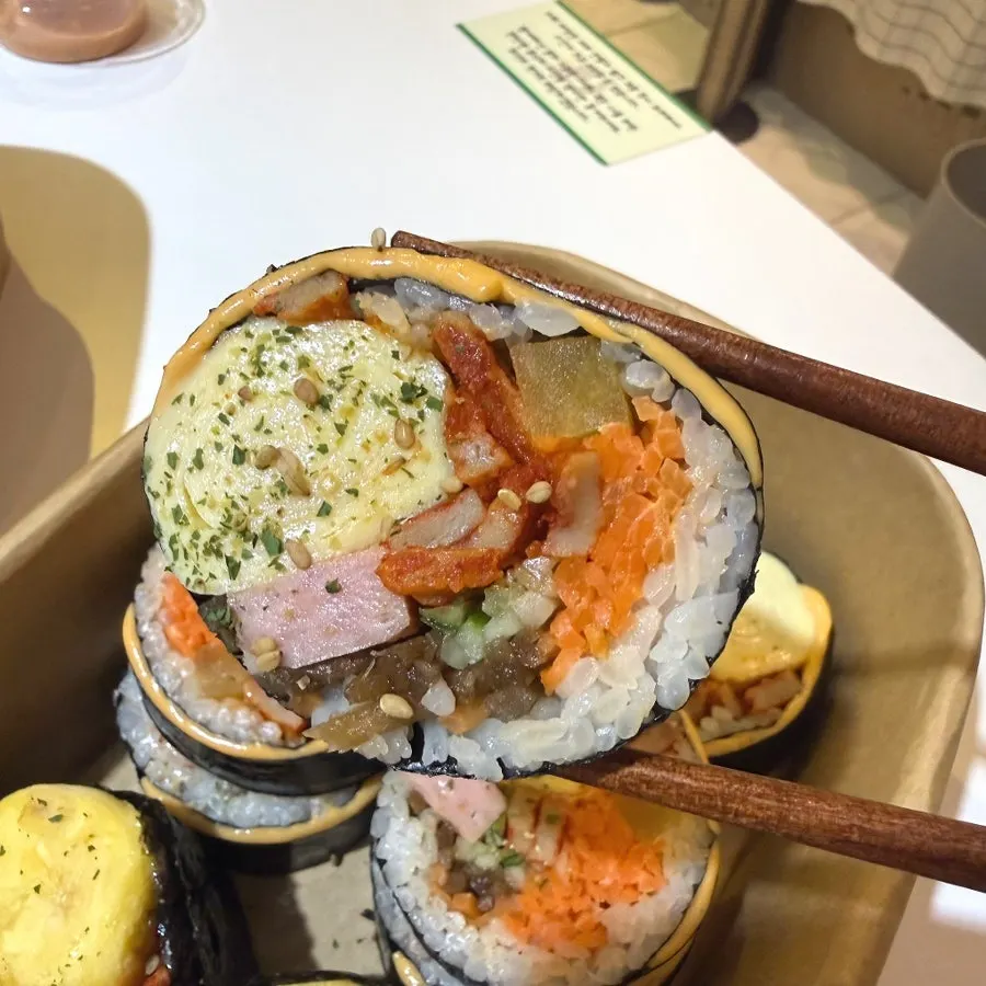 밥과 어묵이 들어간 김밥