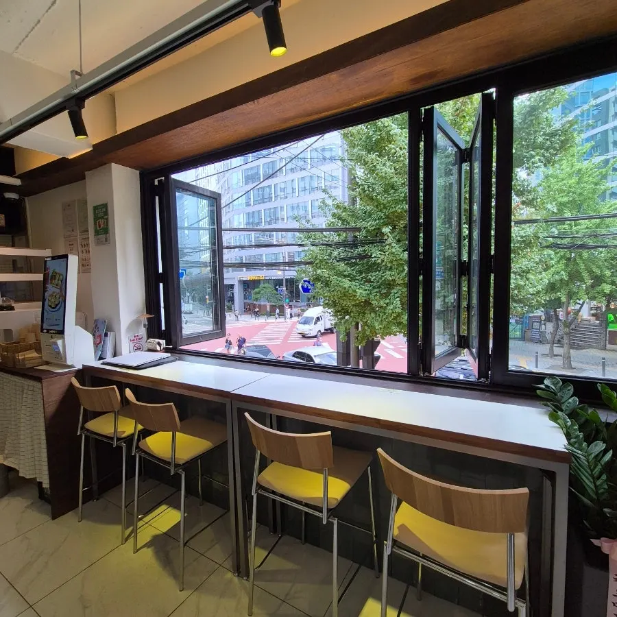 Interior of the 2nd-floor 29 Tamago Euljiro Branch