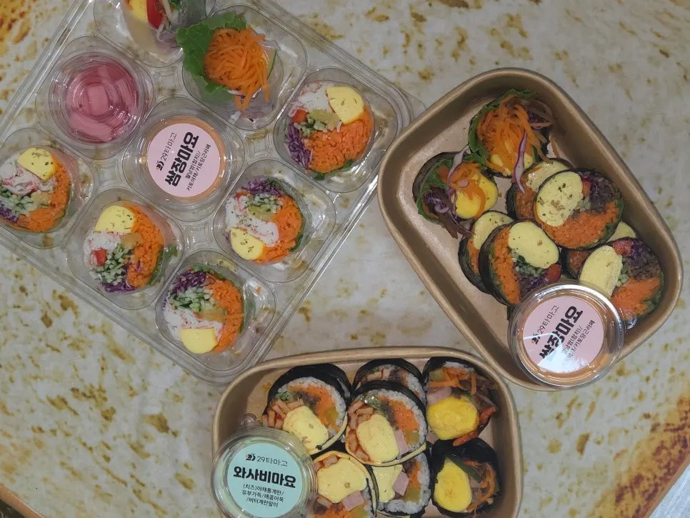 Gimbap with mayo sauces