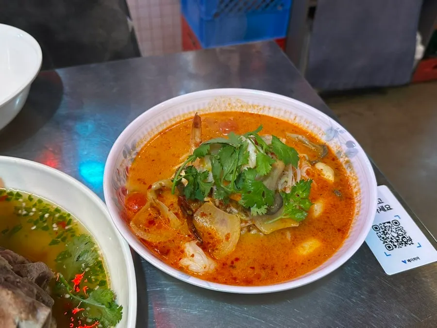 랭쌥과 함께 차려진 까이9 테이블