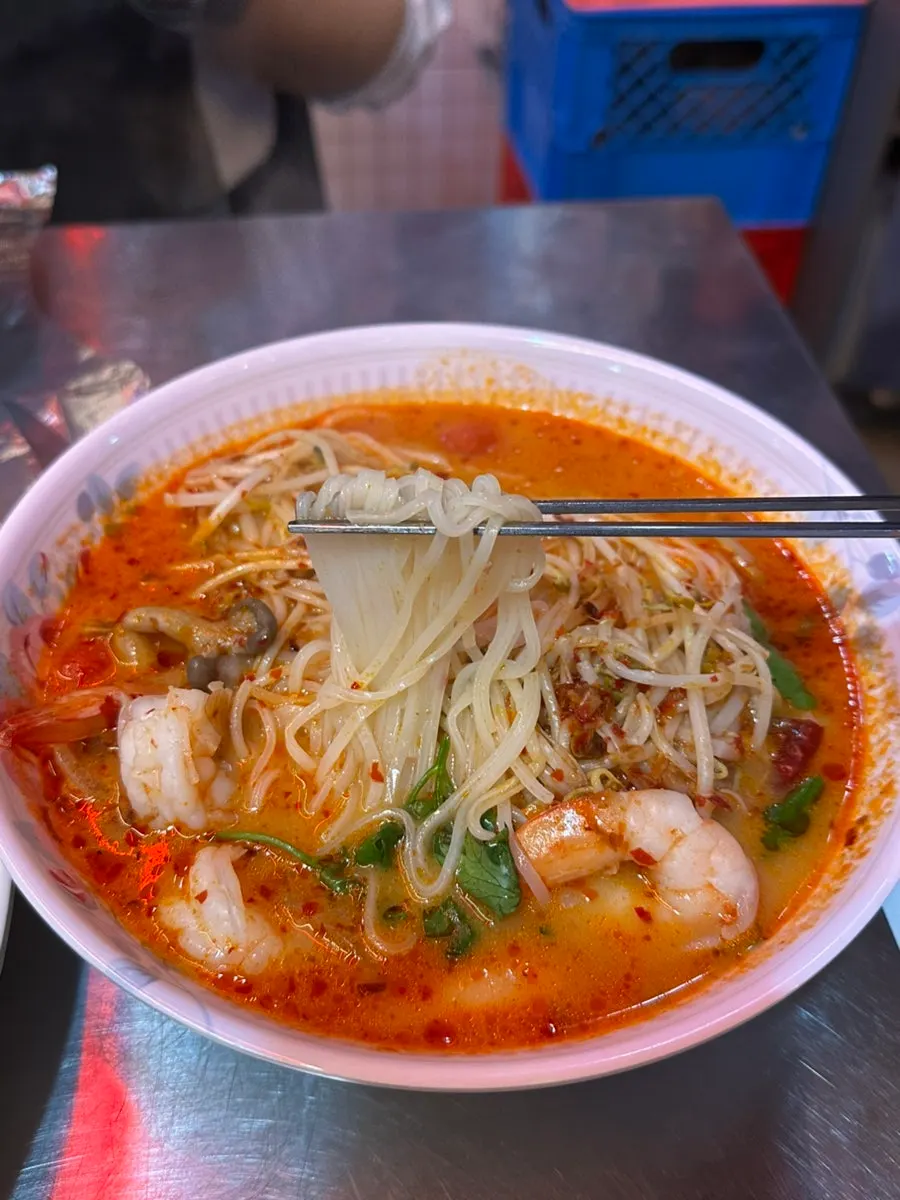 숙주와 새우가 들어간 똠얌 쌀국수 면