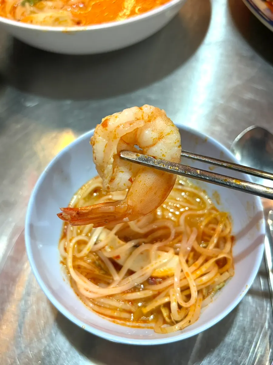 Tom yum rice noodles mixed with bean sprouts