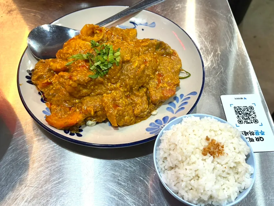 Pu pad pong curry covered in coconut curry
