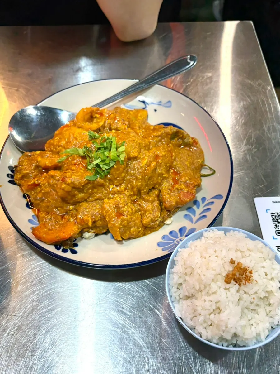 A bowl of rice served alongside the pu pad pong curry