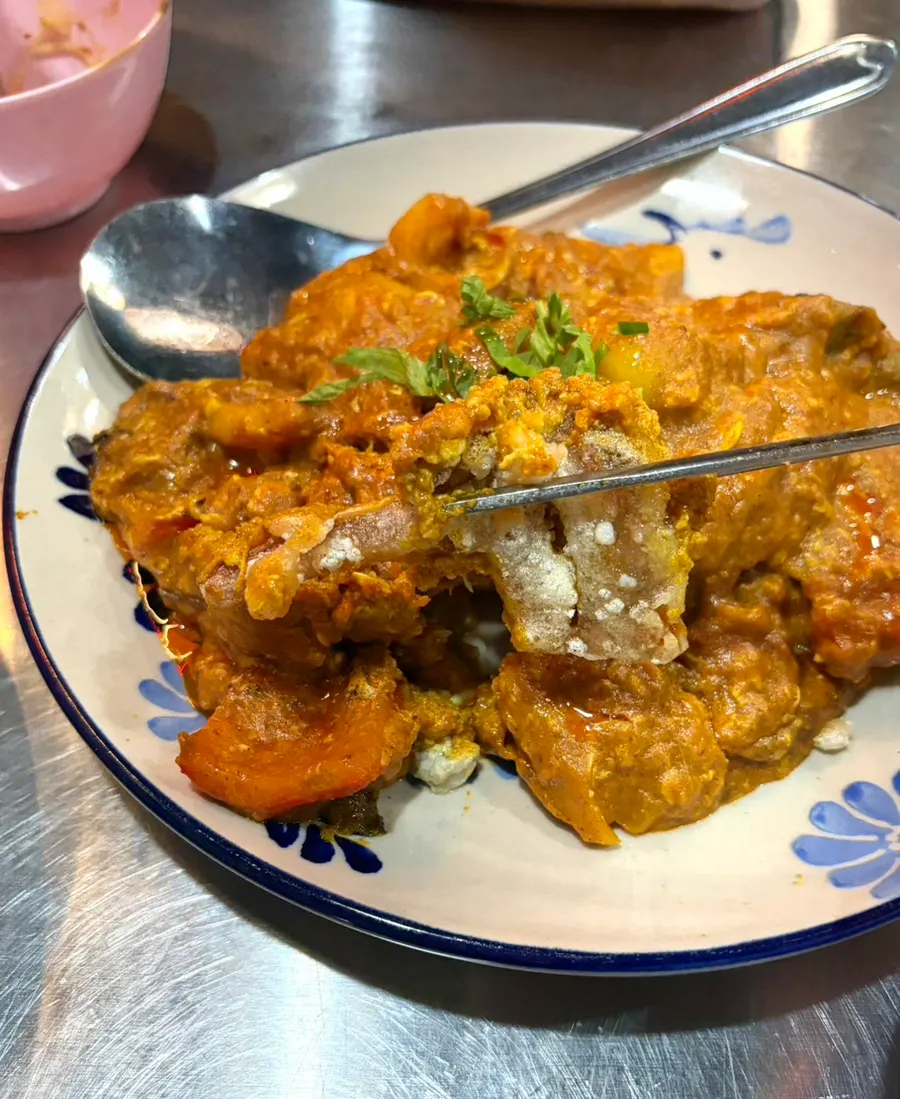 Fried soft-shell crab inside the curry