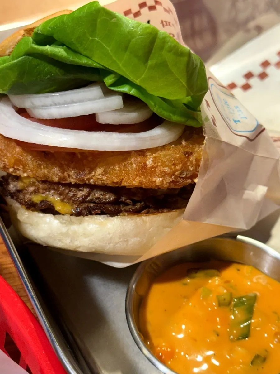 버거 두 개와 어니언링 차림