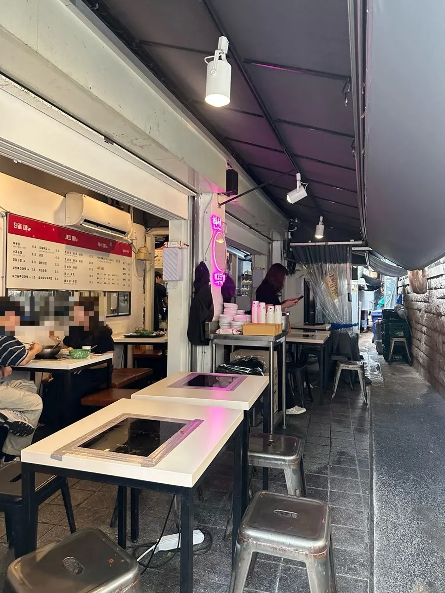 Hyeonseoni-ne's storefront appearing around the corner