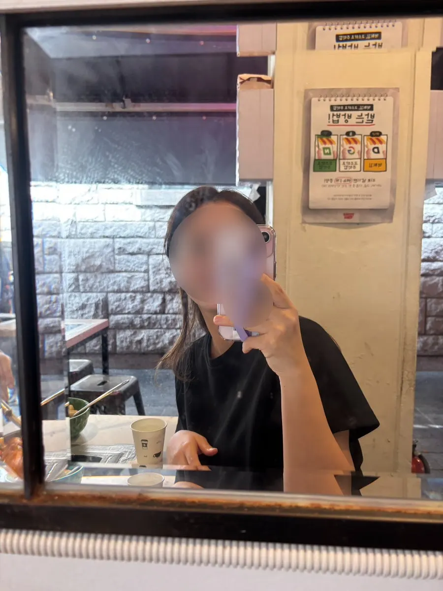 테이블에서 즉석떡볶이를 끓이며 기다리는 모습