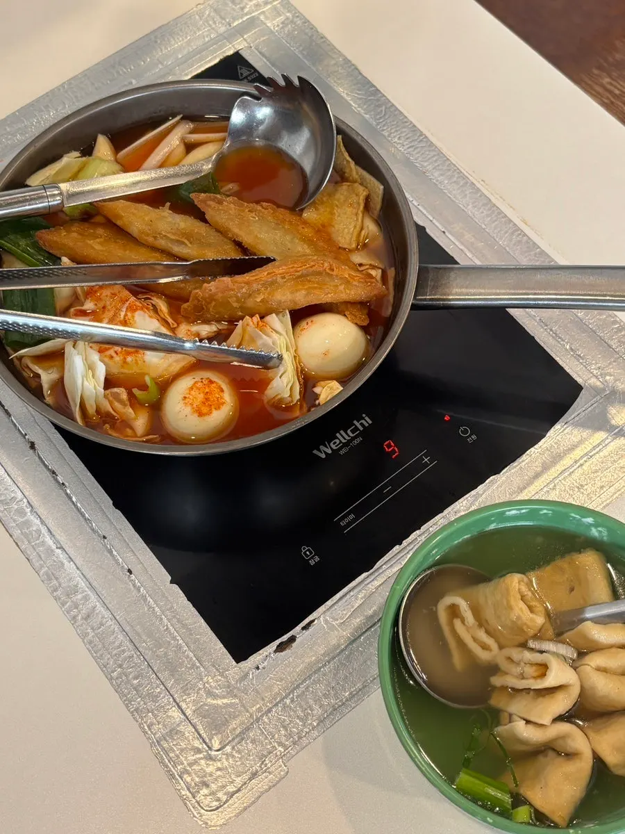 재료가 푸짐하게 담긴 즉석떡볶이 2인분 냄비