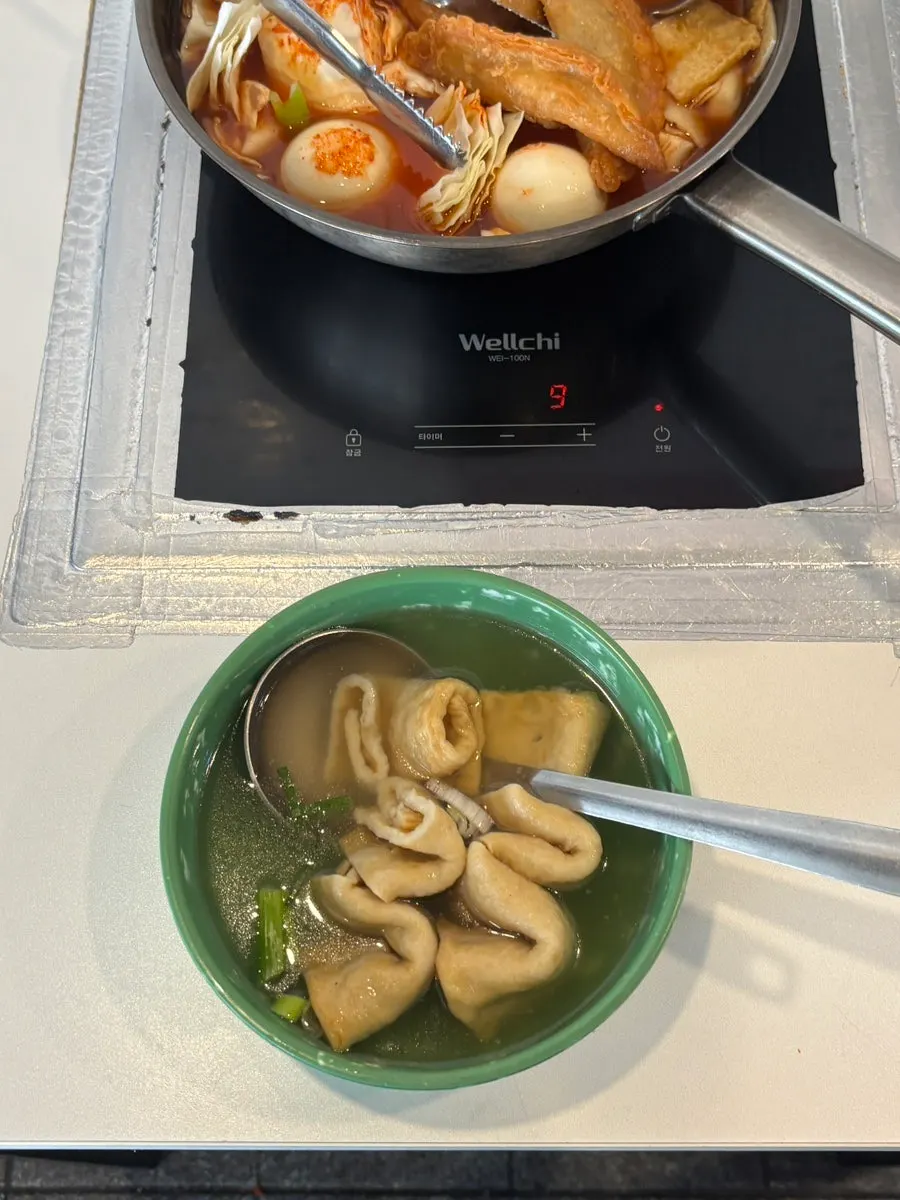 함께 주문한 꼬불이 오뎅과 국물