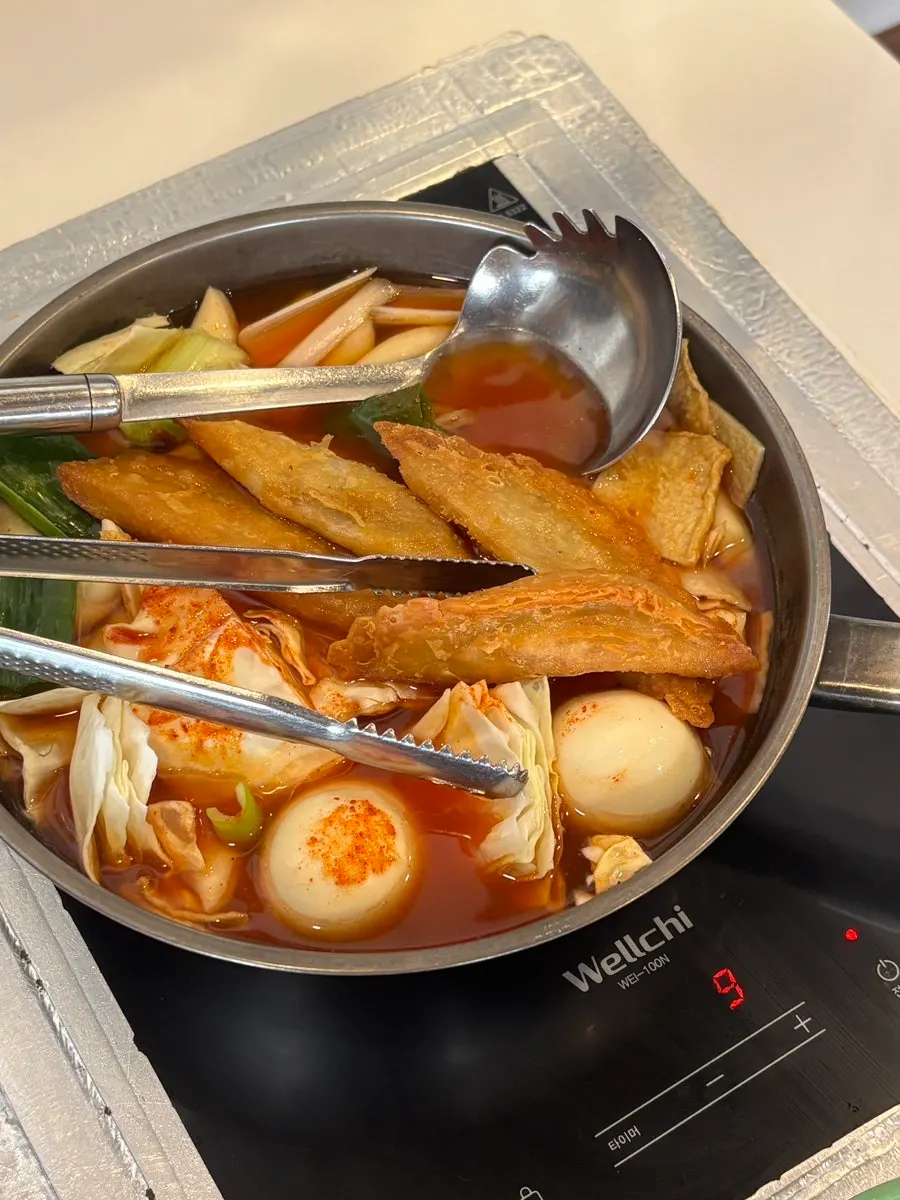국물이 졸아들며 끓는 즉석떡볶이