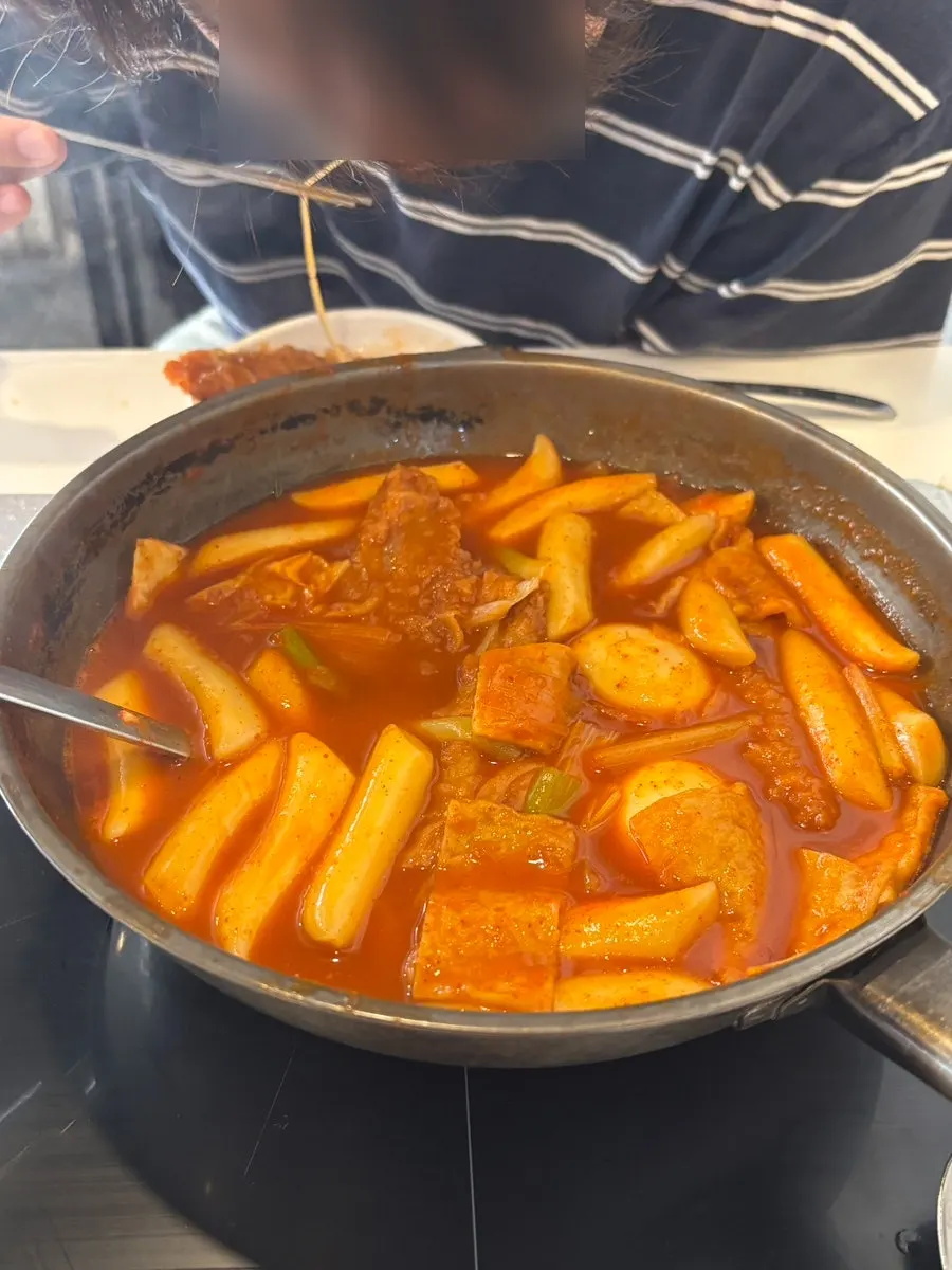 진해진 즉석떡볶이 국물과 당면