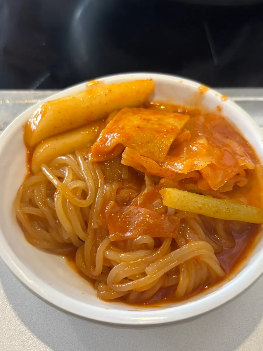 앞접시에 덜어 담은 즉석떡볶이