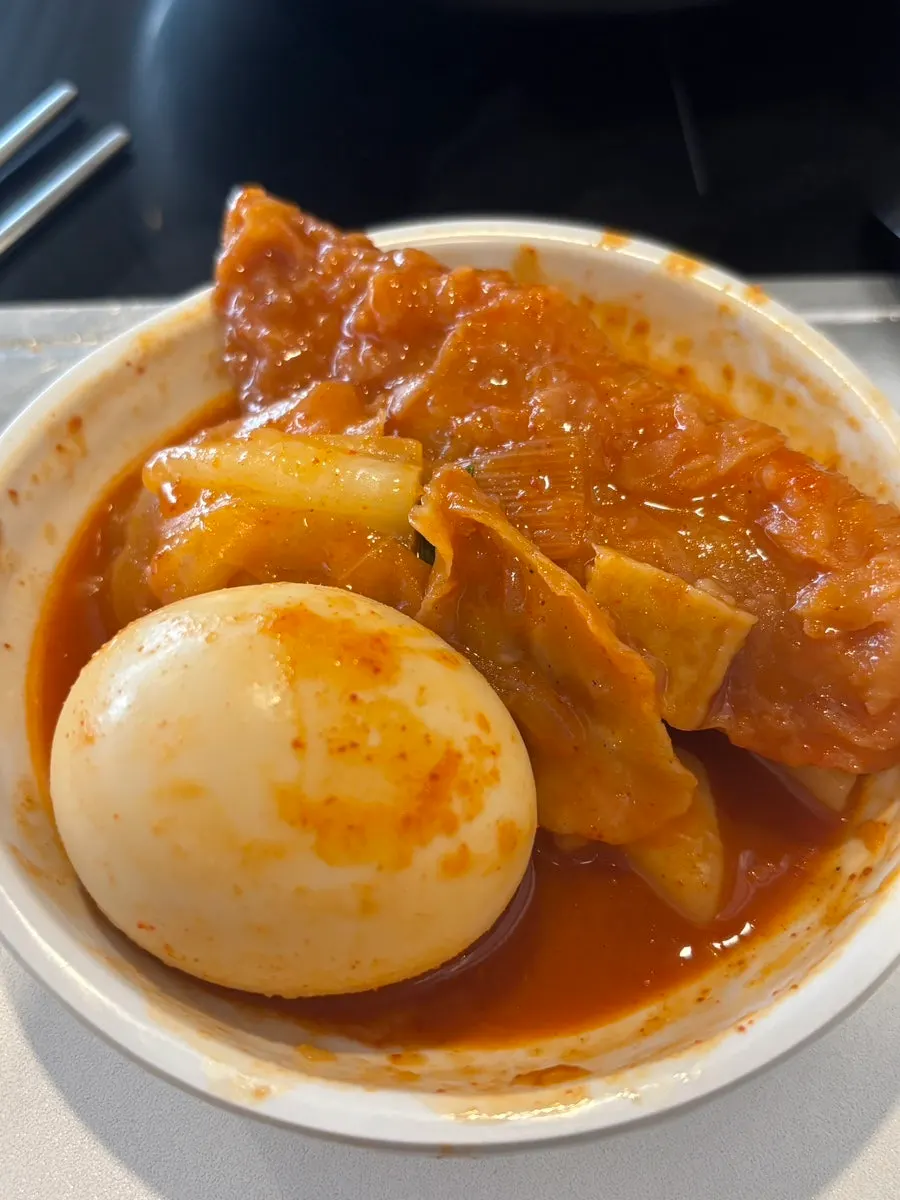 계란과 오뎅을 곁들인 떡볶이 한 접시
