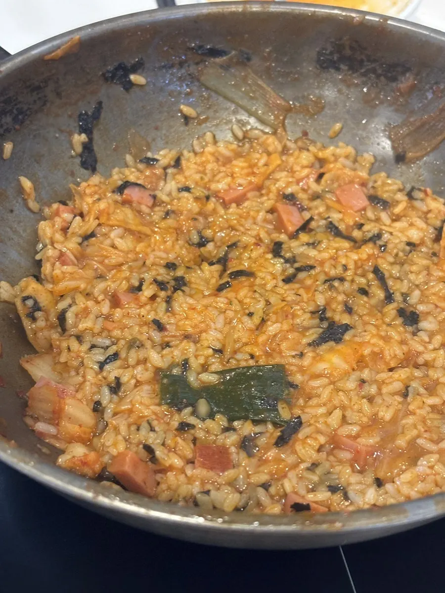 떡볶이 국물로 볶아 나온 김치 볶음밥