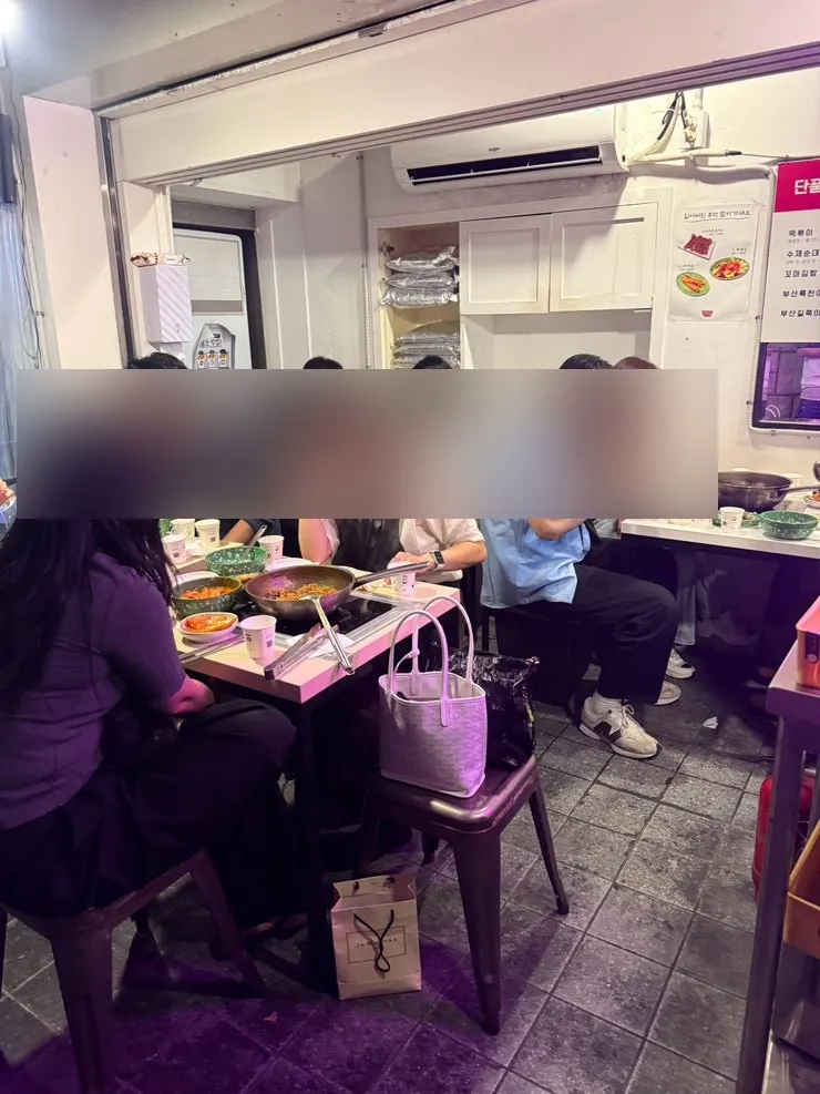 손님으로 만석인 현선이네 청계즉석점 내부