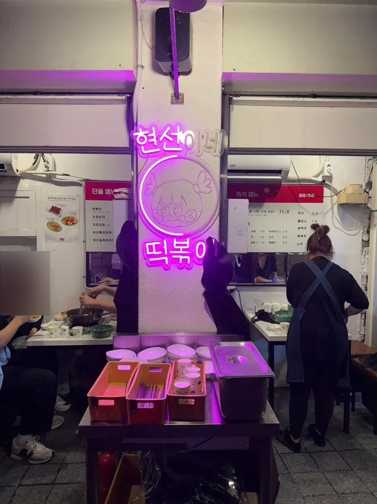 수저와 물, 그릇이 놓인 셀프바