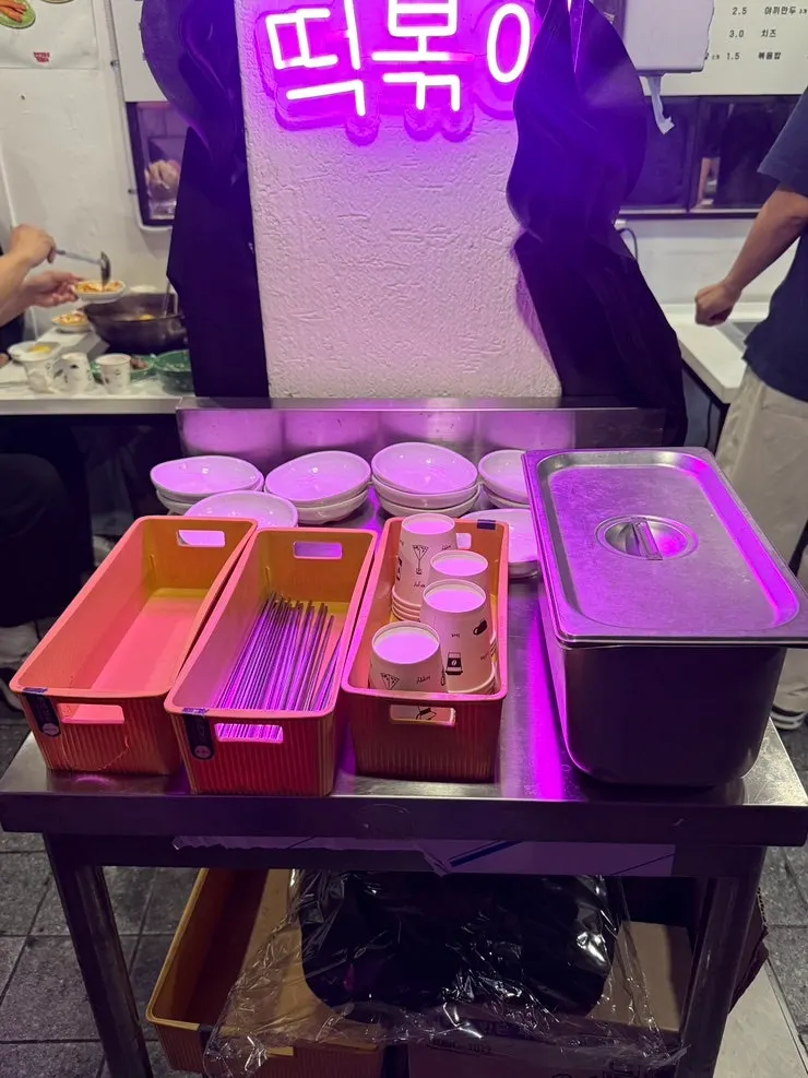 단무지와 그릇이 준비된 셀프 코너