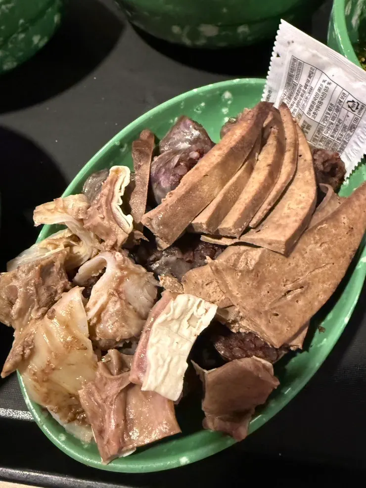 간이 넉넉히 담긴 순대 내장