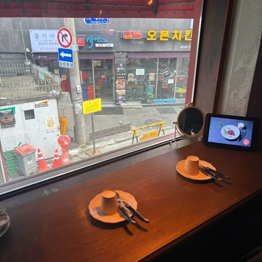 을지로 헤이지니 창가자리 분위기