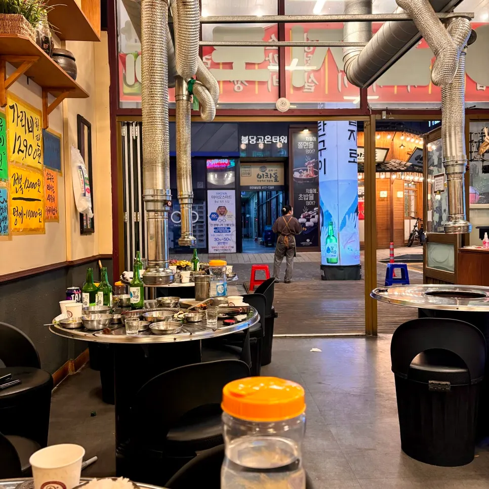Dining hall with round tables at Euljiro Yeontan Gui Cheonan Buldang Branch